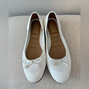 Kelly & Katie Women's White Ballet Flats